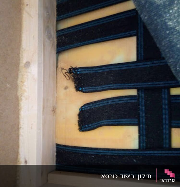 רצועות שחורות על גבי ריפוד צהוב בעבודת נגרות